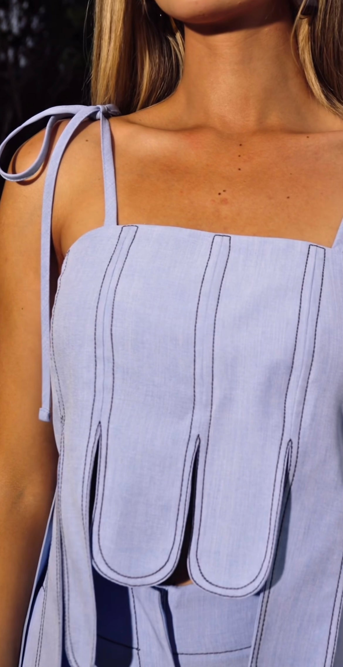 Conjunto shorts e blusa alça fina assimetria